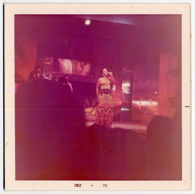 Elizeth Cardoso ao microfone