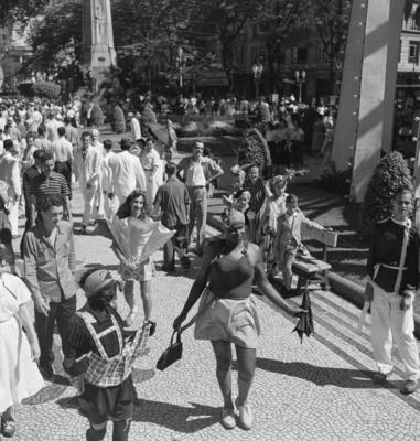 Carnaval de rua, homens fantasiados de mulher