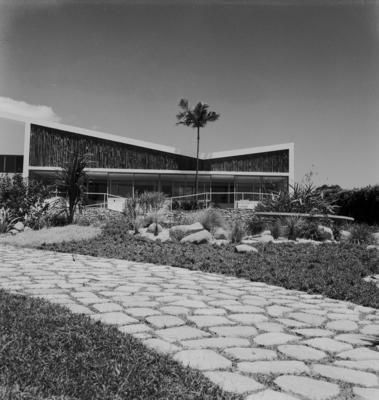 Residência do prefeito Juscelino Kubitschek , projeto de Oscar Niemeyer e paisagismo de Burle Marx