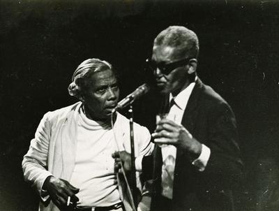 Nelson Cavaquinho e Cartola ao microfone