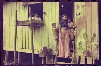 Edna de Cássia e sua família em sua casa