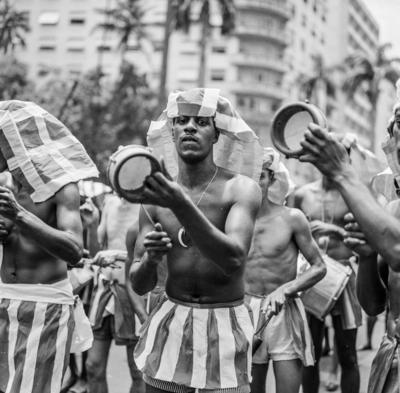 Desfile de blocos no Banho de Mar à Fantasia