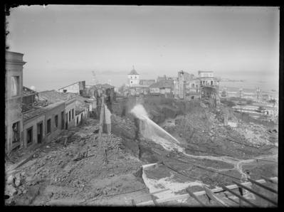 Demolição do morro do Castelo; ao fundo, alguns pavilhões da Exposição Internacional de 1922