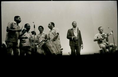 Xangô da Mangueira ao microfone