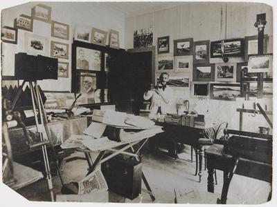 Augusto Malta em seu ateliê