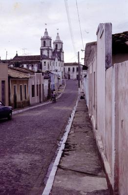 Casario e Igreja Matriz de Nossa Senhora da Vitória (ao fundo)
