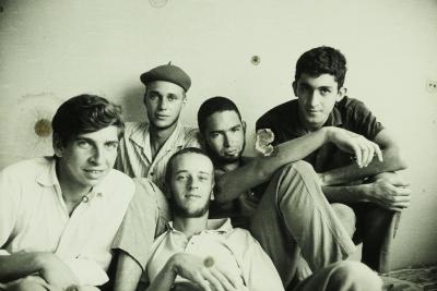 Da esquerda para direita: Mário Balaban (2º), Christian Schiel (3º) e Jorge Bodanzky (4º, de boina). Alunos da Universidade de Brasília ouvem notícias alguns meses depois do golpe militar