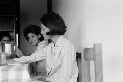 Maria Helena Guedes, Lena Coelho dos Santos, Philomena Miller, Zila Mamede e Maria de Nazareth Soares Lins no alojamento dos professores (Colina)