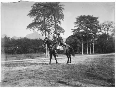 Homem montado a cavalo com trajes típicos da região sul da país