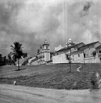 Igreja do Sagrado Coração (de lado) e Igreja da Matriz dos Santos Cosme e Damião (de costas)
