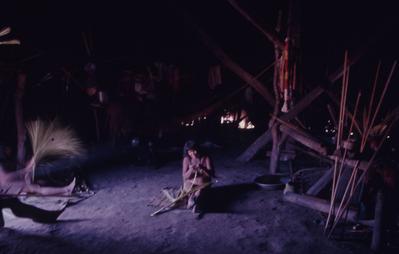 Série Xingu - Confecção de objeto no interior da maloca