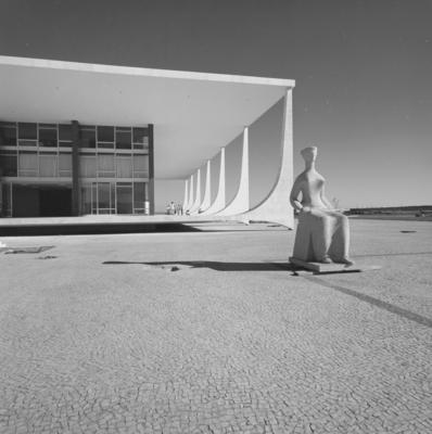 "A Justiça", escultura de Alfredo Ceschiatti