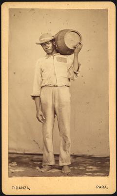 Homem negro - possivelmente escravizado - carregando barril