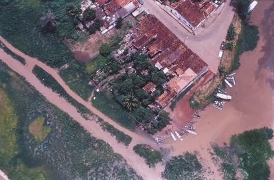 Vista aérea de casas e rio