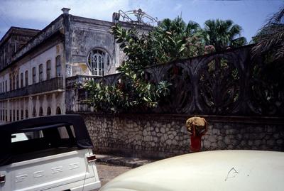 Casarão com gradil lateral estilo art-nouveau