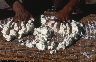 Série Xingu - Preparação do tepeá (farinha de mandioca)