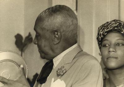 João da Baiana tocando prato-e-faca