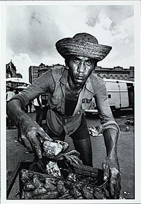 Cartão Postal com reprodução de fotografia “Pescador de Caranguejos” (Belém, 1981) de Madalena Schwartz pertencente ao acervo do Instituto Moreira Salles