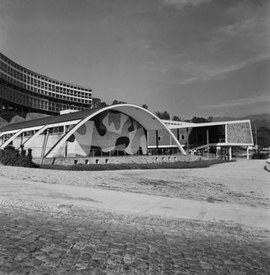 Conjunto Habitacional do Pedregulho - Painel Pulando Carniça, de Portinari