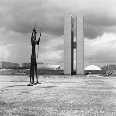 "Os Candangos" ou "Os Guerreiros", escultura de Bruno Giorgi. Ao fundo, o Congresso Nacional