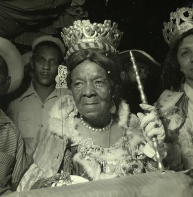 Dona Santa, no desfile do Maracatu Elefante