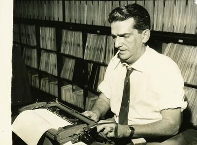 Jacob do Bandolim com máquina datilográfica