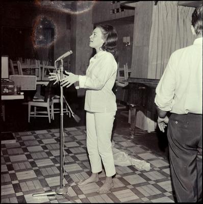 Norma Bengell ao microfone