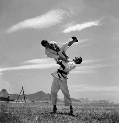 Os irmãos Carlos e Hélio Gracie durante treino de jiu-jitsu