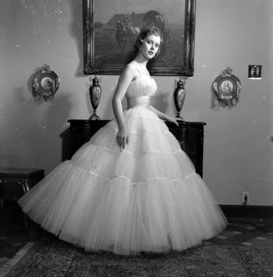 Sonia Parente com vestido de baile