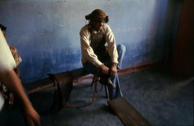 Série Sertões - Vaqueiro descansa após vaquejada