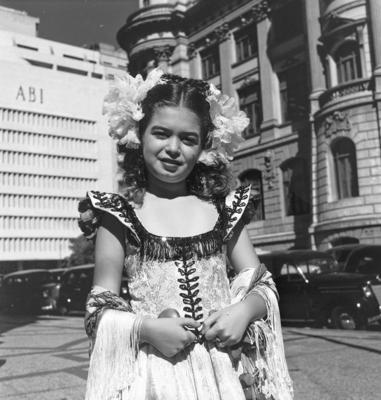 Carnaval de rua, criança fantasiada; ao fundo a sede da ABI, Associação Brasileira de Imprensa
