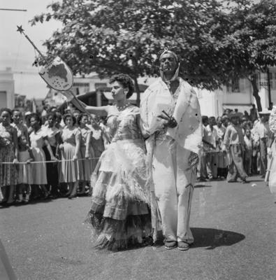 Desfile de blocos no Banho de Mar à Fantasia