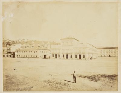 Paço Imperial, ao fundo, o Convento do Carmo