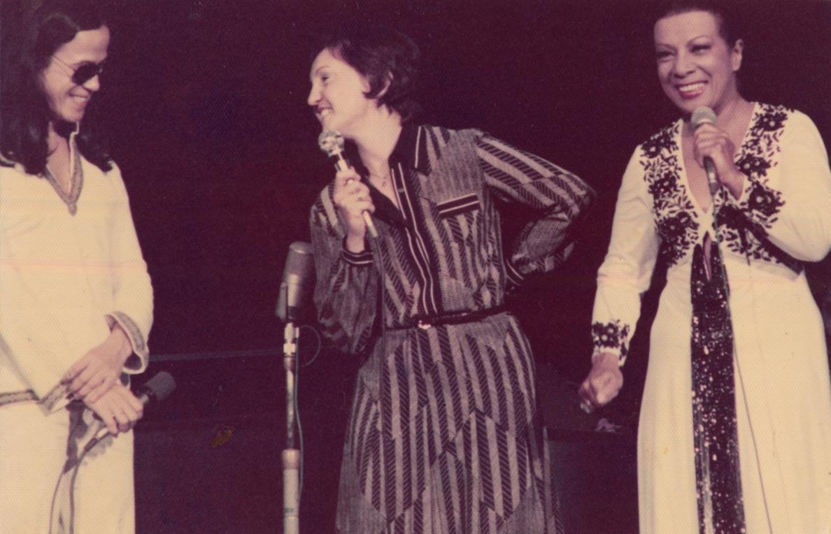 Elizeth Cardoso ao microfone