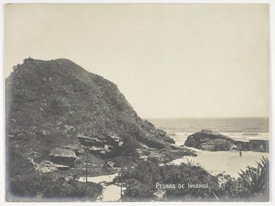 Pedras de Inhangá, formação rochosa que demarcava a separação das praias de Copacabana e do Leme