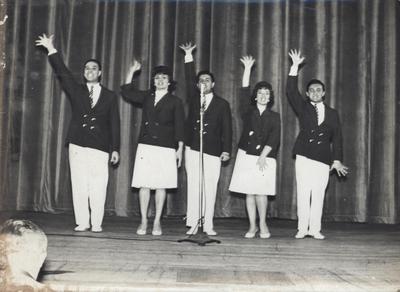 Conjunto Farroupilha ao microfone