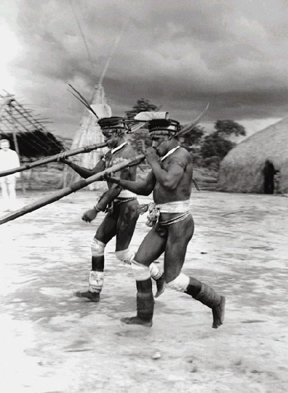 Homens do povo Kamaiurá com suas flautas chamadas uruá