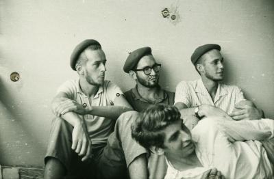 Da esquerda para direita, em segundo plano: Jorge Bodanzky, Mário Balaban, de óculos, e Christian Schiel. Alunos da Universidade de Brasília ouvem notícias alguns meses depois do golpe militar