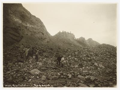 Fase final do arrasamento do Morro do Castelo; Washington Luís (presidente do Brasil), o primeiro, de chapéu escuro e barba grisalha, e a seu lado, um pouco atrás, Prado Júnior (prefeito do Rio de Janeiro)