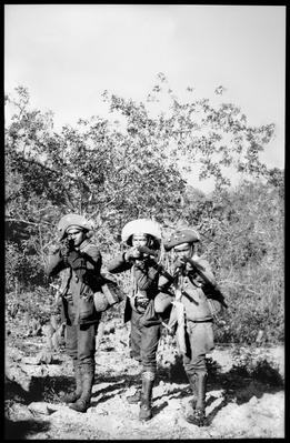 Canário ladeado por dois cangaceiros em posição de tiro