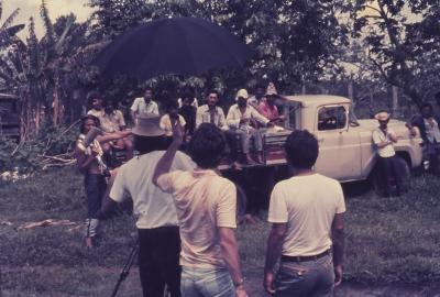 Jorge Bodanzky com a câmera durante as filmagens de "Iracema: uma transa amazônica"