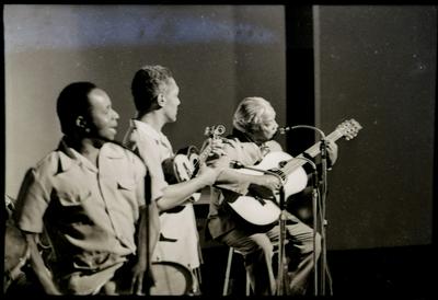 Nelson Cavaquinho ao microfone com o violão