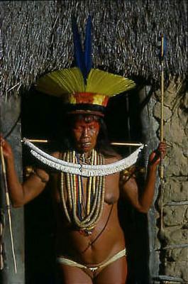 Série Xingu - Anciã faz ritual de início da cerimônia do Yamaricumã