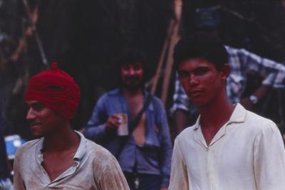 Homens não identificados