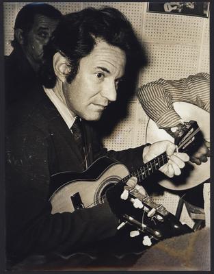 Dorival Malavasi com o cavaquinho