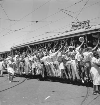 Bonde no carnaval lotado de foliões