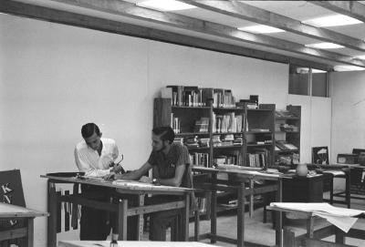 À direita está Jorge Bodanzky, no Instituto Central de Artes (ICA)