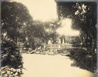 Ponte de tijolo no interior da praça Batista Campos