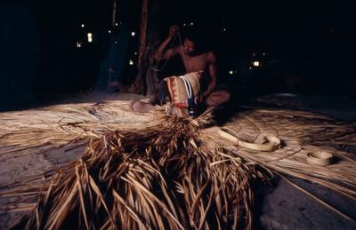 Série Xingu - Homem trabalha no interior de maloca