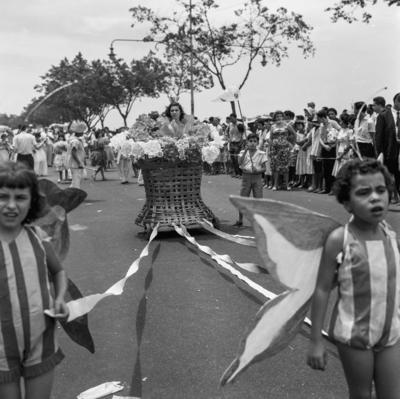 Desfile de blocos no Banho de Mar à Fantasia